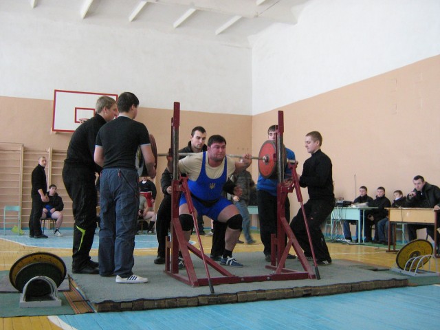 Ковальчук Станислав (в/к 125+), вес штанги - 320 кг