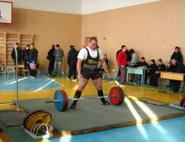 Пересадило Николай (в/к 90), вес штанги - 265 кг