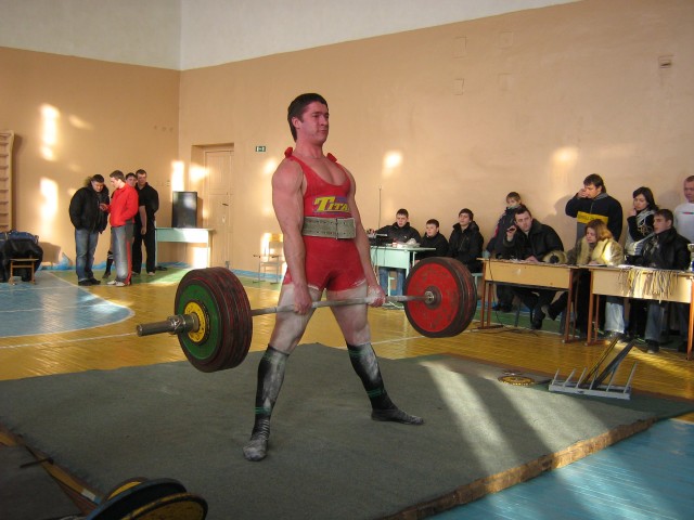 Гриценко Денис (в/к 100), вес штанги - 300 кг