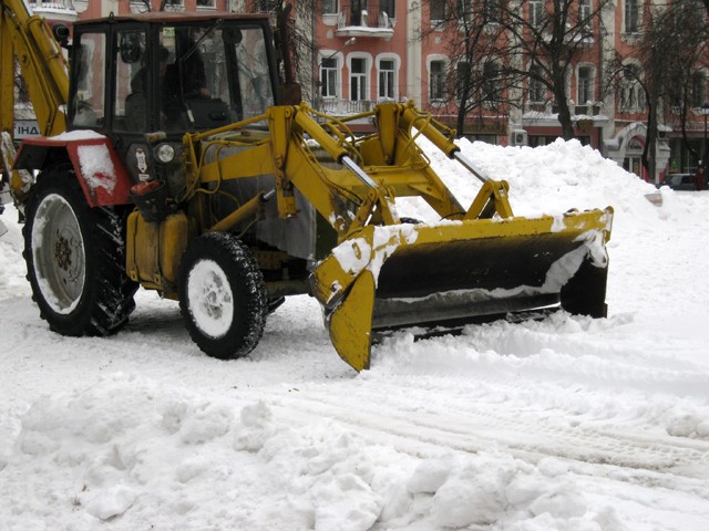 Бульдозер прибирає сніг з площі перед театром ім. Гоголя