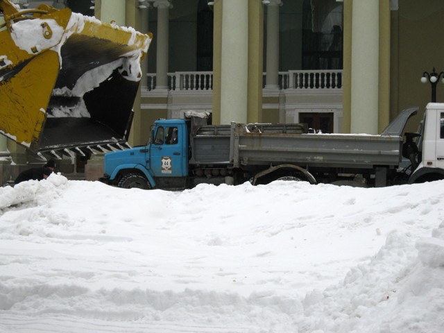 На площі перед театром Гоголя було помічено чотири одиниці техніки: бульдозер та три бортові вантажівки