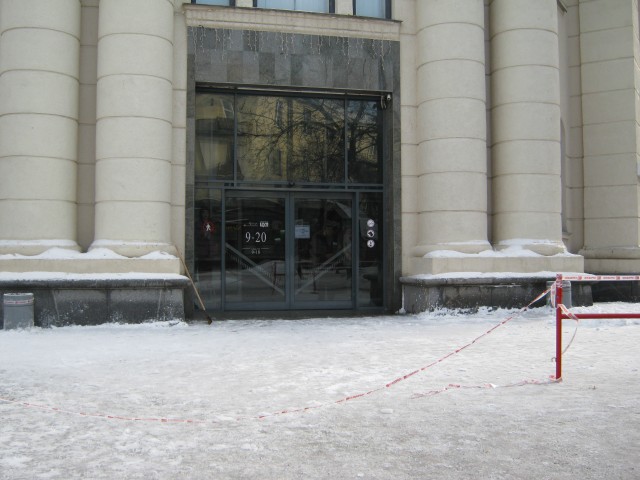 Центральный вход ЦУМа закрыт в целях безопасности посетителей