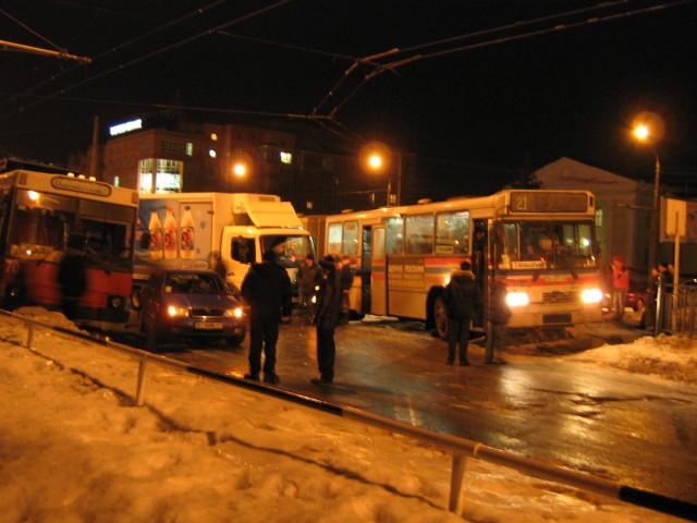 Пассажиры покидают автобус