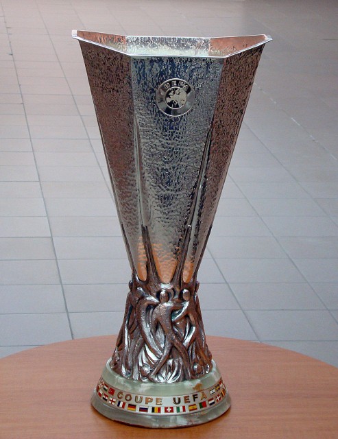 Кубок УЕФА выставили в Галерее искусств