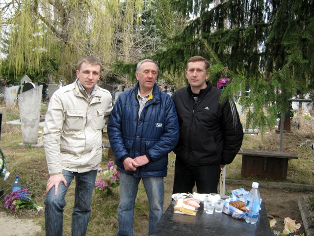 Семья Садовниковых на могиле отца и деда