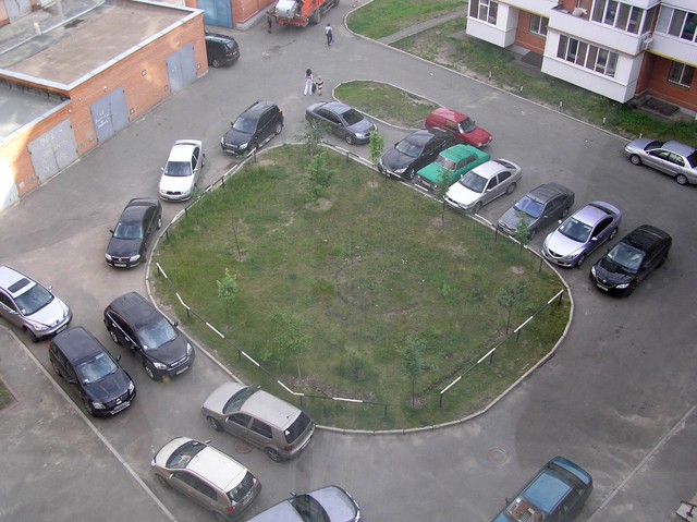 Паркування автомобіля на прибудинковій території по вул. Чорновола, 2б