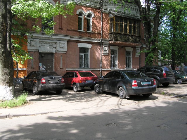 Паркування автомобілів на газонах по вул. Лідова біля УМВС області