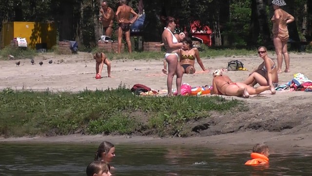 Пока родители загорают на берегу, дети купаются в грязной воде