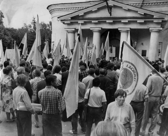 Представники демократичних партій біля Святоуспенської церкви м. Полтави перед проведенням акцій. Вересень 1989 р.