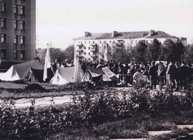 Намети голодуючих на підтримку вимог київських студентів перед будинком обкому КПУ в Полтаві. Жовтень 1990 р.