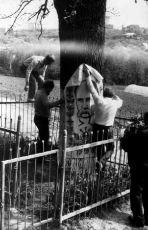 Полтавські просвітяни облаштовують Дуб Т. Г. Шевченка у Полтаві. 1989 р.