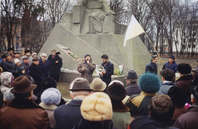 Масові акції представників демократичних сил біля пам’ятника Т. Г. Шевченку у м. Полтава. Початок 1990—х.