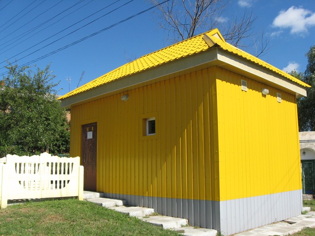 У селищі є два безкоштовних і дуже чистих громадських туалети, які працюють з 7.00 до 17.00. Наразі будується третій.