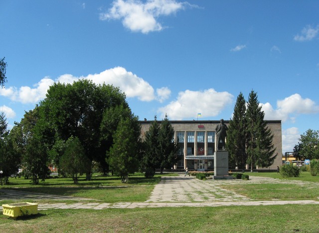 Центр Нових Санжар — площа Леніна.