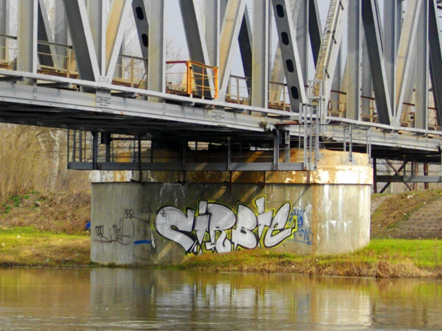 Автори графіті знаходять віддалені від людей місця, щоб створити черговий шедевр вуличної культури