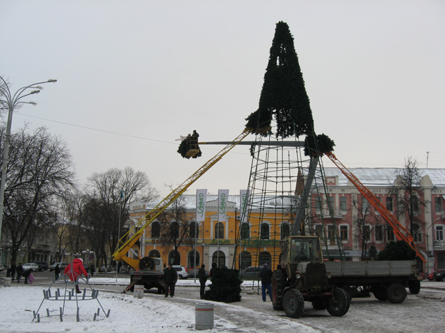 Встановлення ялинки біля театру ім. Гоголя