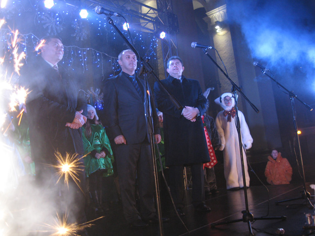 Возле театра Гоголя открыли главную новогоднюю елку Полтавы