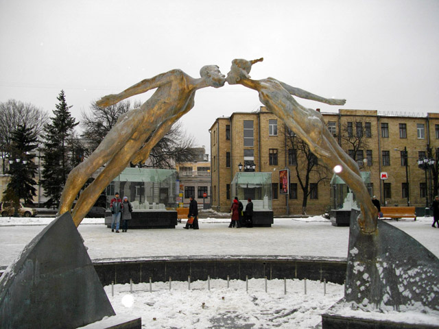 Пам`ятник закоханим (зупинка метро Архітектора Бекетова)