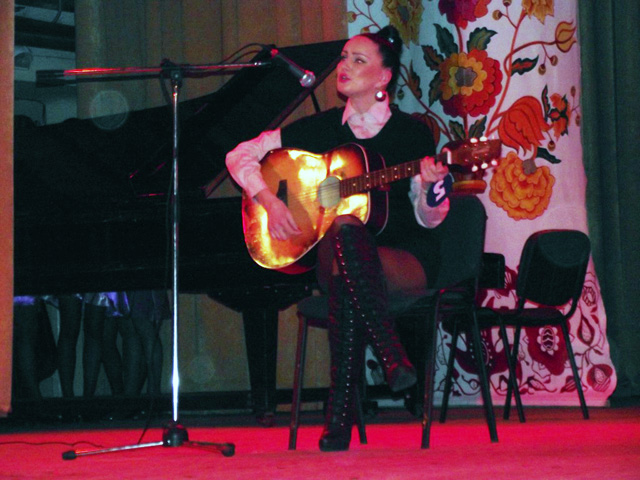 Ирина Штанько играет на гитаре и поет