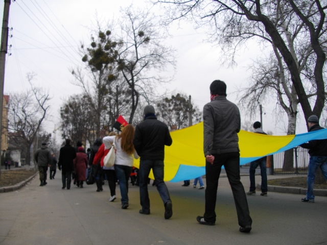 Мітингувальники несли українську символіку в кращих традиціях 1990-х