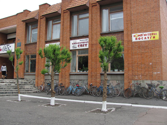 Центр культури і дозвілля. Велосипед - популярний вид транспорту у райцентрах. 