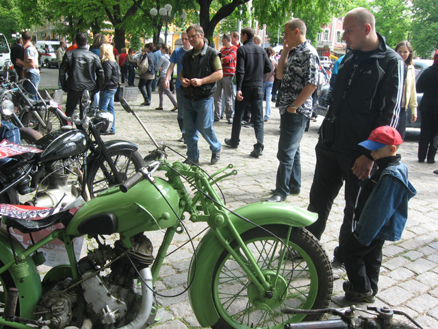 Мотоциклы разной давности, на любой вкус и цвет