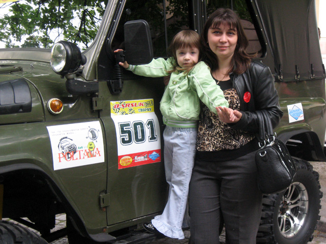 Фото на память возле УАЗ-469, участника состязаний на кубок Восточной Украины 2011 среди внедорожников «Барсук-троффи»