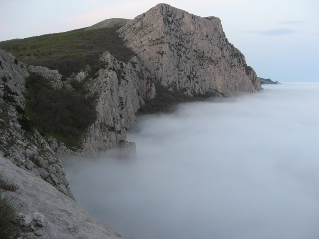 Туман, подбирающийся к скалам с моря, создает ощущение нереальности происходящего…