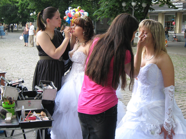Почти всем участницам парада невест в Полтаве макияж наносили профессионалы