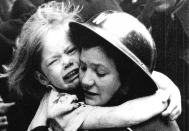 Раненую английскую девочку выносят из-под обломков дома, разрушенного взрывом немецкой ракеты Фау-1