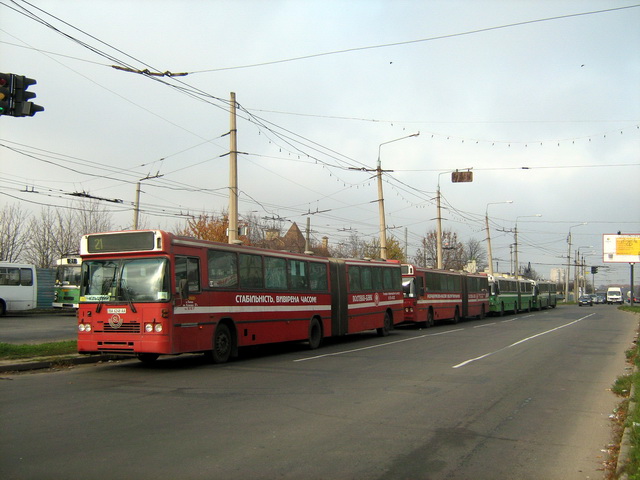 На конечной «Героев Сталинграда» во время обеденных перерывов не всем автобусам хватало места