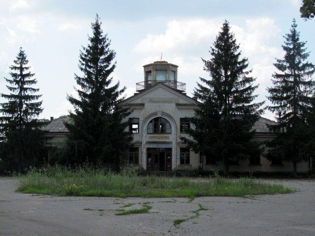 Будівля старого терміналу аеропорту «Полтава»