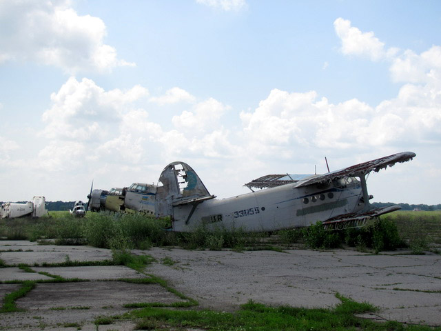 Біля старого терміналу також декілька Ан-2