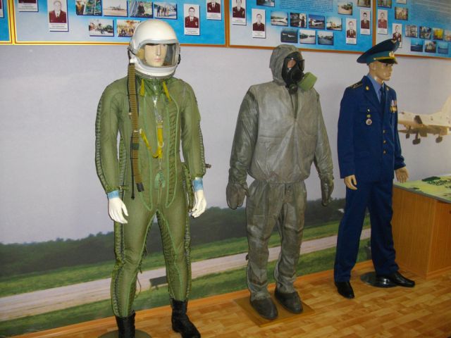 Первый слева — высотный костюм. Стоил стране как двое «жигулей» но был единственной надеждой пилота на больших высотах.