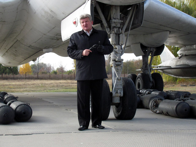 Екскурсію проводить директор Полтавського музею Дальної авіації Валерій Верескул