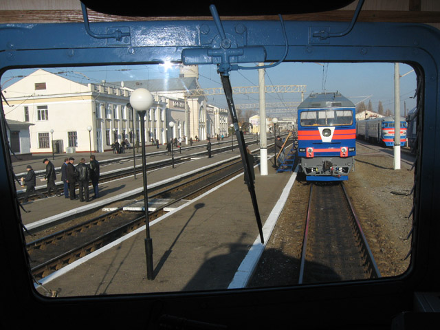 Вид из кабины электровоза ЧС2-462 на вокзал