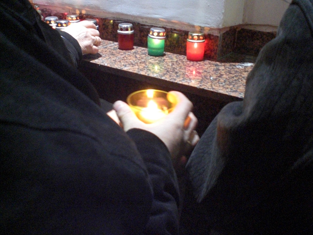 Свічки полтавці залишили при вході до церкви