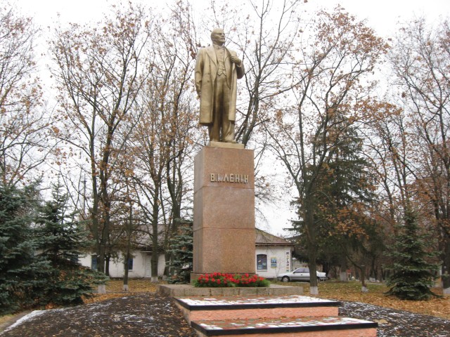 Це новий пам’ятник Леніну. Старий монумент вождю пролетаріату знищили невідомі весною 2011 року