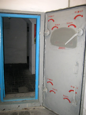 Двери в бомбоубежище