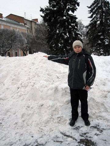 Кучугура снігу біля пам'ятника Ленініну майже у зріст девятикласника Олександра