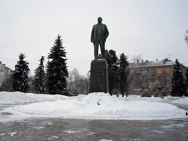 Площа біля пам'ятнику Леніну розчищена