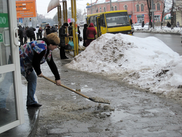 Тротуари чистять, але сніг з вулиць не зникає