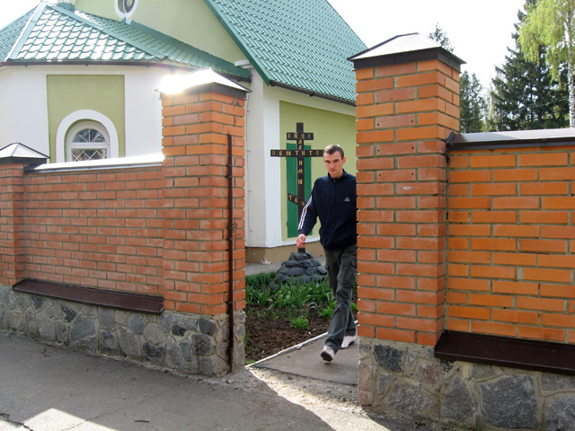 Вхід до Боженківського кладовища