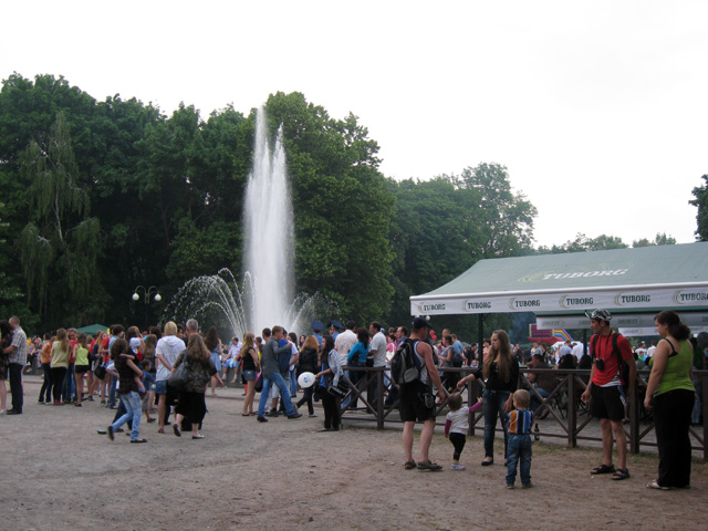 Біля фонтану парку «Перемога» відпочивають сотні полтавців