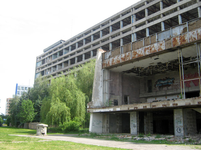 Будівлі колишнього арт-клубу «22» та заводу «Знамя»