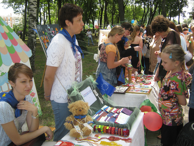 Полтавці святкують День Європи: Полтавський міський центр позашкільної освіти пропонує безпрограшну лотерейну за 5 гривень