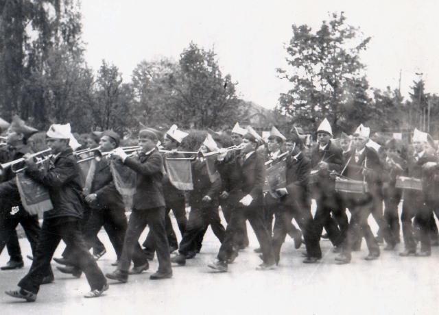 Колонна трубачей и барабанщиков в день 50-летия пионерской организации 16 мая 1974 года. Чернухи (автор А. Зинчик)