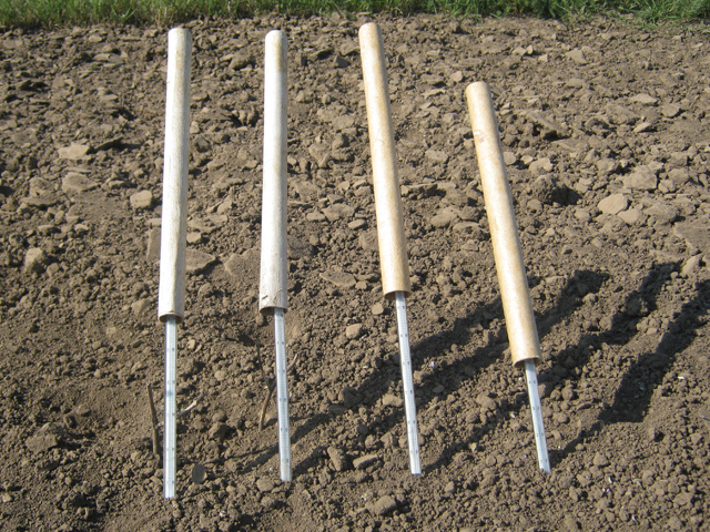 Савінівські колінчаті термометри. Вимірюють температуру ґрунту на глибині 5 см, 10 см, 15 см і 20 см. Показники треба знімати кожні три години