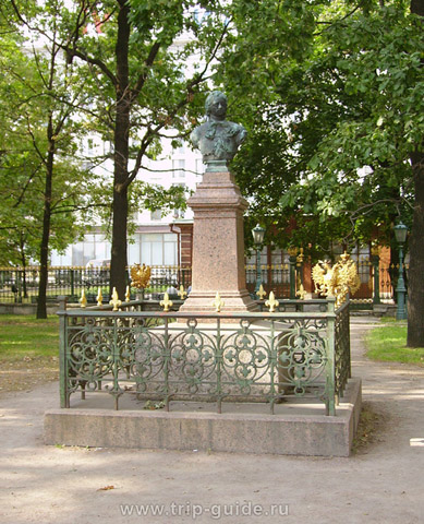 Памятник-бюст Петру Великому перед домиком Петра