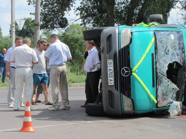 ДТП в Полтаве: «свадебный» микроавтобус перевернулся на повороте